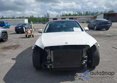 2017 Mercedes-Benz C 300 Luxury/Sport z USA, uszkodzony, nr VIN 55SWF4JB7HU179844